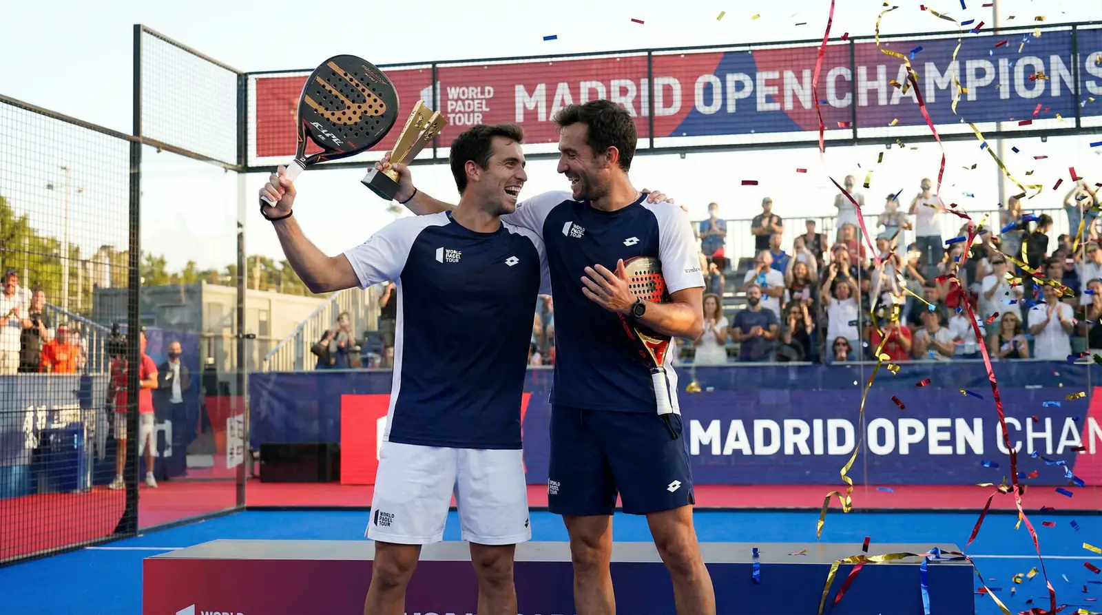 Dos jugadores de pádel profesionales celebrando una victoria en un torneo
