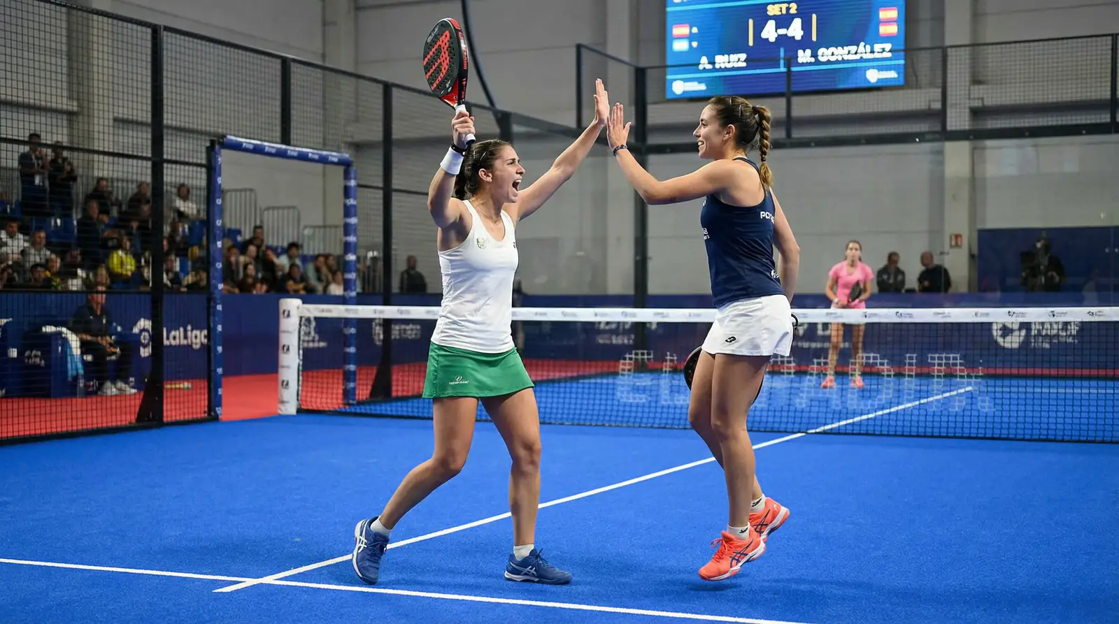 Jugadoras profesionales de padel durante un partido de Premier Padel femenino en pista indoor